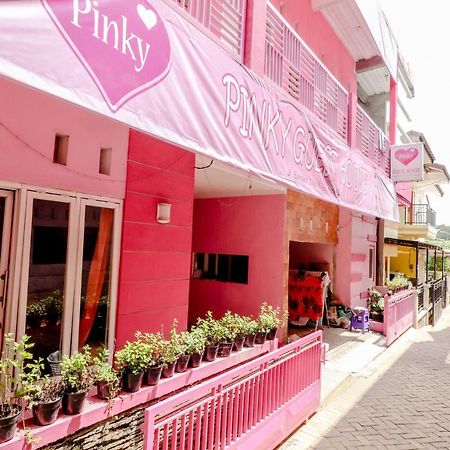 Pinky Guest House Syariah Kota Batu Бату Екстер'єр фото