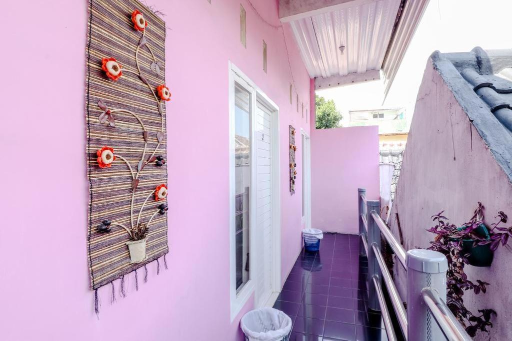 Pinky Guest House Syariah Kota Batu Бату Екстер'єр фото