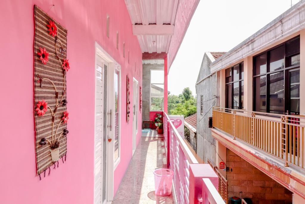 Pinky Guest House Syariah Kota Batu Бату Екстер'єр фото