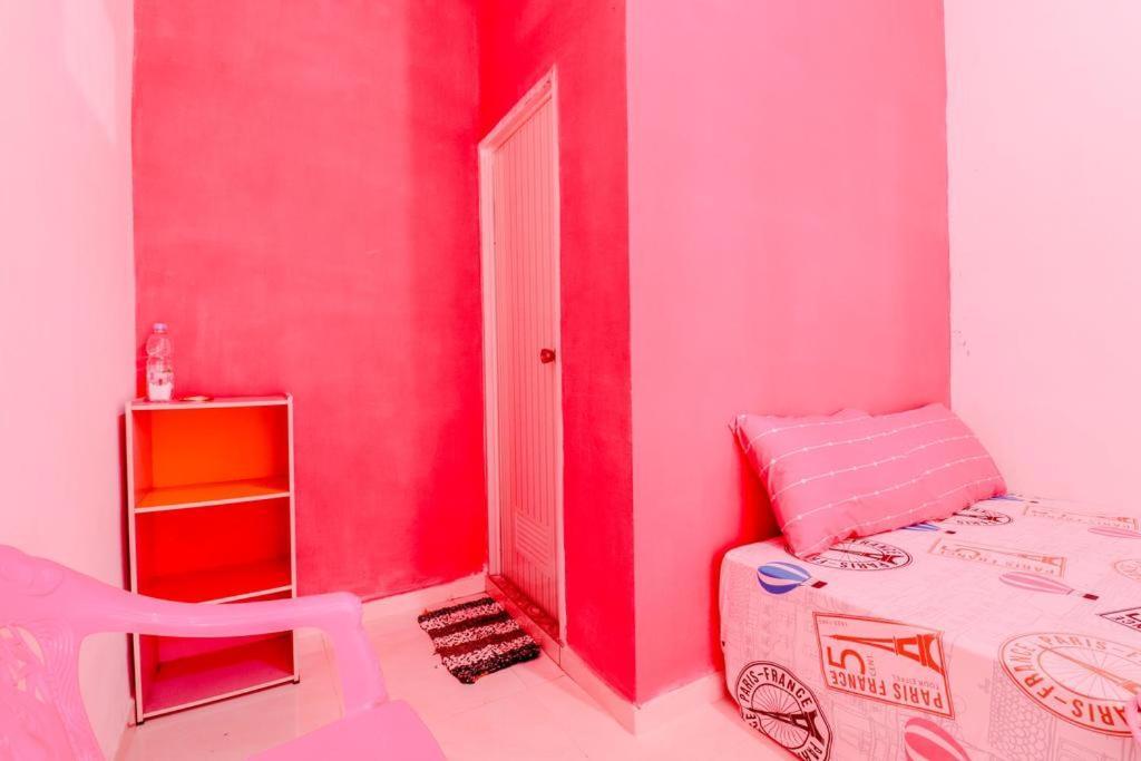 Pinky Guest House Syariah Kota Batu Бату Екстер'єр фото
