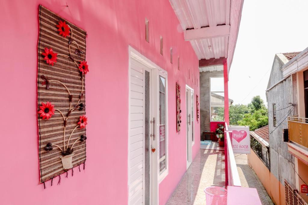 Pinky Guest House Syariah Kota Batu Бату Екстер'єр фото